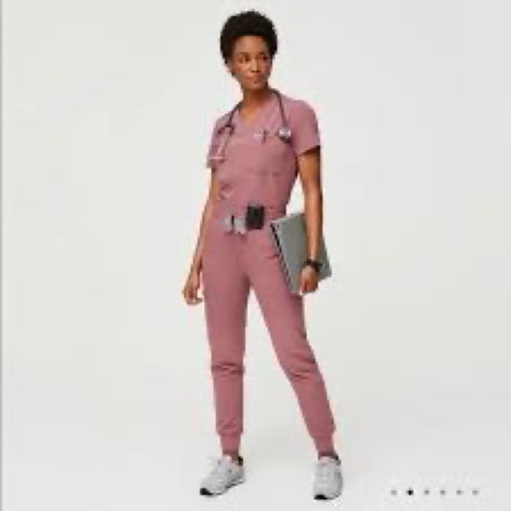 Mauve FIGS Zamora Joggers (XS petite) and Catarina one pocket top (XS)